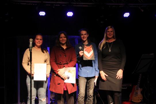 Tiard Truderung aus der Schülervertretung hält das Bild der Siegerin, Ghazale Taheri aus der 11b, stellvertretend hoch.