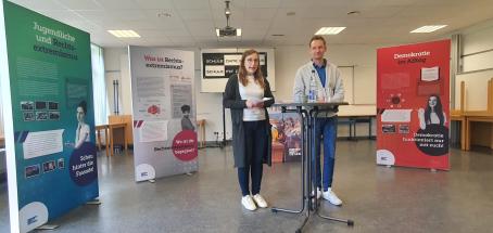 Frau Bräutigam und Herr Hauer stellen die Ausstellung vor