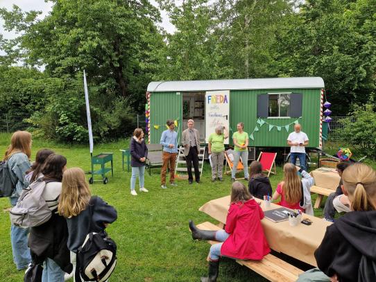 Vor dem mobilen Forschungslabor Frieda mit dem Bürgermeister Herrn Wramp am Herrenteich