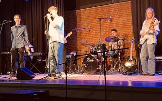 Bunter Abend an unserer Schule: Ein voller Erfolg! 