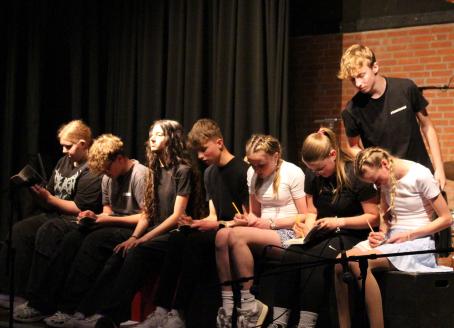 Sketche aus dem Gestalten-Unterricht rundeten das Programm ab.