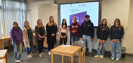 Die Zweitplatzierten von rechts nach links: Lina Schulz (10b, hier vertreten durch Johanna Zell (10d)), Mia Powierski (9a), Romeo Tanriverdi (8d), Jette Marie Koslowski (7b), Liliana Da Silva Antonio (7e); nicht im Bild: Maxim Foht (9d)