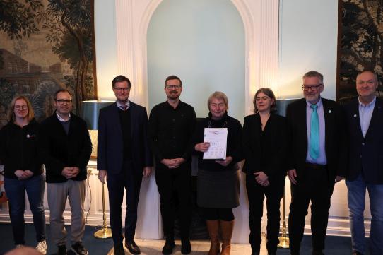 Frau Hentschel-Scharf und Herr Schalinsky nahmen die Urkunde an