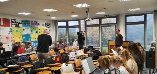 Ole Feddersen als Musiklehrer – der NDR an der KGS Reinfeld