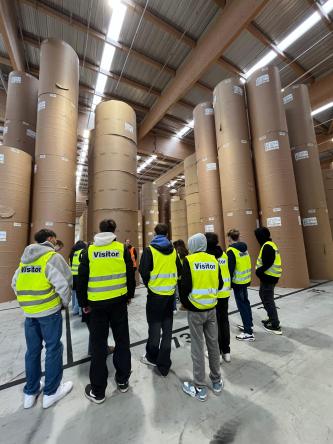 Zu Besuch im Papierlager am Hafen: 3,5 Tonnen pro Rolle!
