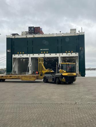 Verladung auf ein Schiff