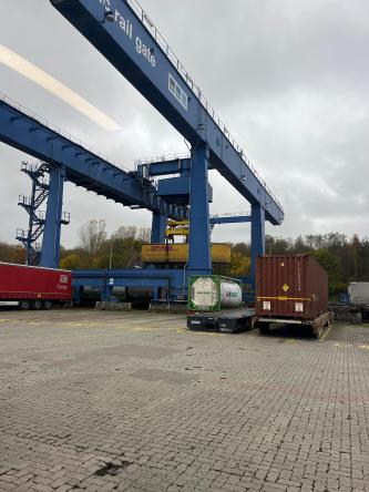 Der Kranführer beim Beladen eines Zuges.