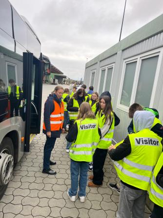 Wir wurden mit dem Bus über das Hafengelände gefahren.