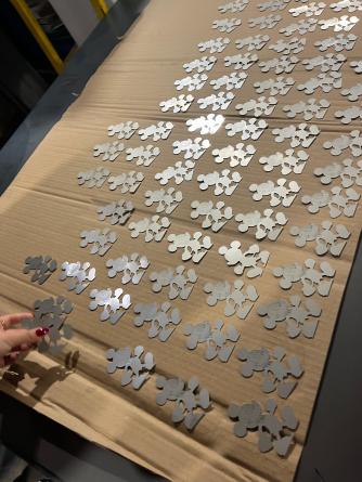 Die Lasermaschinen bei T+B Reinfeld waren sehr beeindruckend. Unter anderem können damit solche Mickeymäuse aus Metall unfassbar schnell graviert und ausgelasert werden. Vielen Dank dafür:-))