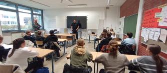 Besuch von der Polizei: Beim Einstellungstest war besonders das Diktat sehr schwer für viele.