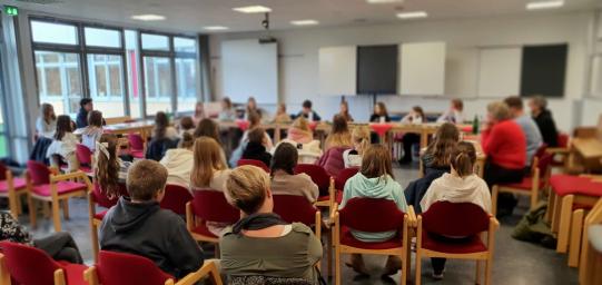 Konzentriertes Vorlesen vor großem Publikum