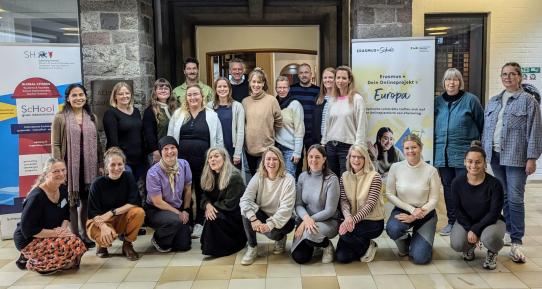 Alle versammelten Lehrkräfte aus Deutschland und Dänemark