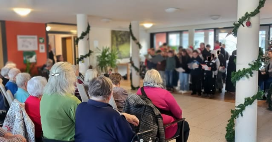 Die schönste Tradition der Weihnachtszeit: das gemeinsame Singen von Jung und Alt im Seniorenheim