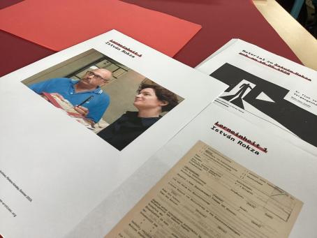 Dazu bekamen die Schülerinnen und Schüler Materialien zu verschiedenen Personen, die durch die Nationalsozialisten inhaftiert wurden, und von denen noch die "Effekten" vorhanden sind.