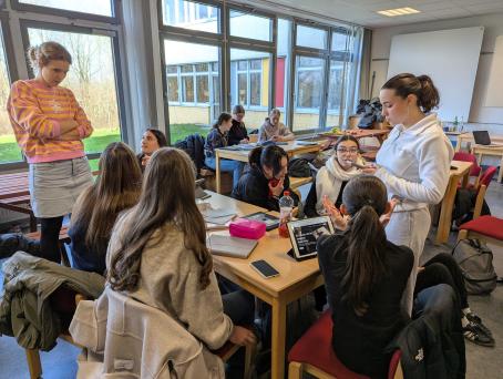 Es wurde viel gemeinsam gearbeitet, und dabei meist auf Englisch kommuniziert.