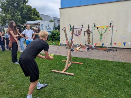 Kreative Angebote wie diese Riesenzwille aus dem WPU Textil begeisterten Jung und Alt