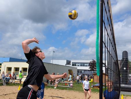Auch sportlich war viel geboten: hier das Volleyballturnier, welches die 12s gewann.