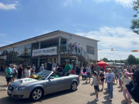 Ankunft der Funparade auf dem Festivalgelände
