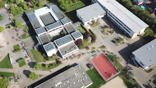 Herausforderung 13: Menschenkette um die Schule