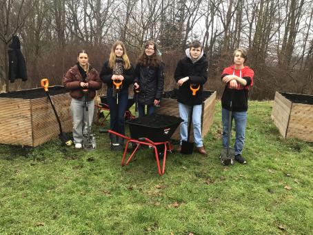 Beim Anlegen der Hochbeete...