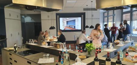 Die Küche bietet auch zum Genießen viel Platz