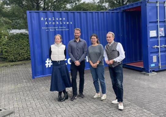 Herr Matthiessen (stellvertretender Schulleiter) und Frau Rieper (beide Mitte) mit den Mitarbeitern von Arolsen Archives.