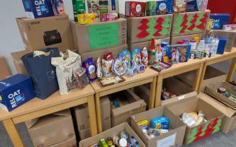 Gut gefüllte Spendenkartons