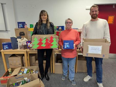 Frau Meyer von der Reinfelder Tafel freut sich sehr über die Spenden