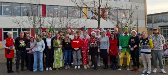 Weihnachtliche Grüße von unserem Kollegium! (zumindest von denen, die verkleidet waren:-)