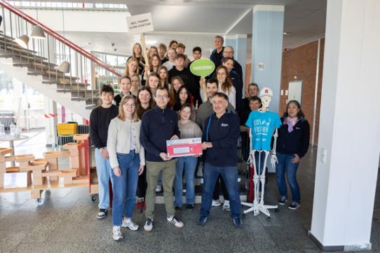 Die Klasse 7a bei der Spendenübergabe