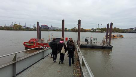 Durch den gesamten Hafen bei Waltershof zu Fuß und mit der Fähre: ganz schön viele Kilometer!
