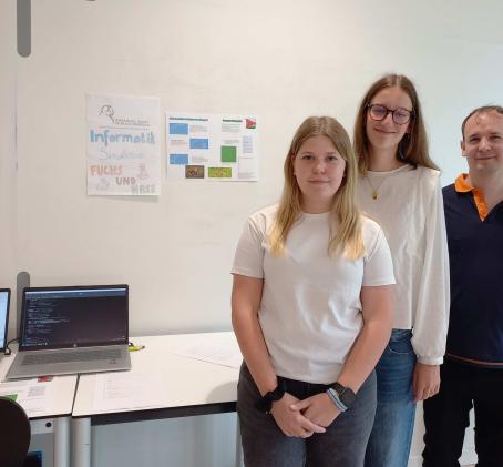 Zwei Schülerinnen beim Vorstellen ihres Projekts