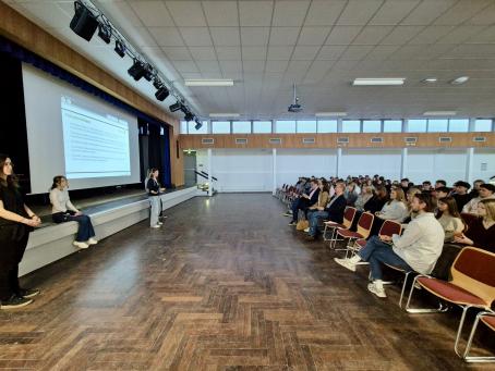 Liliana und Ulrike aus der 9e leiteten die Diskussion an
