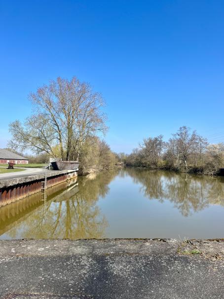 Der 400 Meter lange Graben bis zur Elbe, der zum Abtransport der Ziegelsteine gegraben wurde. Bei der Ausgrabung starben besonders viele Häftlinge an Erschöpfung.