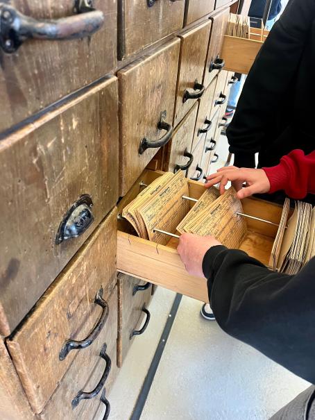 Karteikarten mit den Angaben zu den 100.000 Häftlingen, von denen nur rund 10 Prozent Jüdinnen und Juden waren.