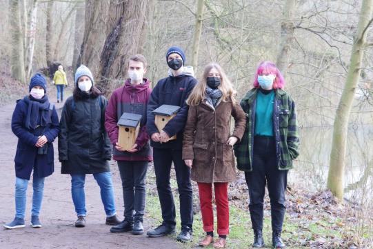 Umwelt AG baut Nistkästen für den Herrenteich