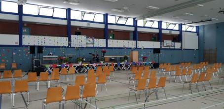 festlich geschmückte Turnhalle