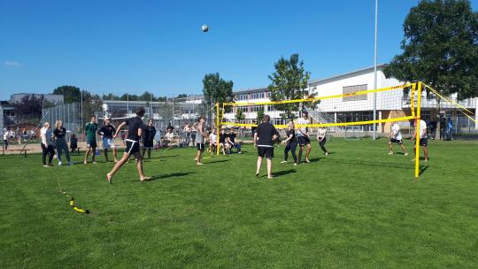 Endlich wieder Beachvolleyball! Turnier an der KGS bietet hochklassigen Sport und Beach-Feeling